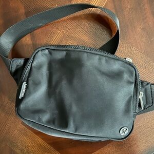 Lululemon belt bag black 1L